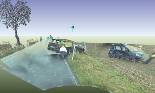 Verzerrtes Bild eines Verkehrsunfalls, bei dem mehrere Fahrzeuge von der Straße abgekommen sind, mit Rettungskräften und Fahrzeugen am Straßenrand und auf dem Feld.