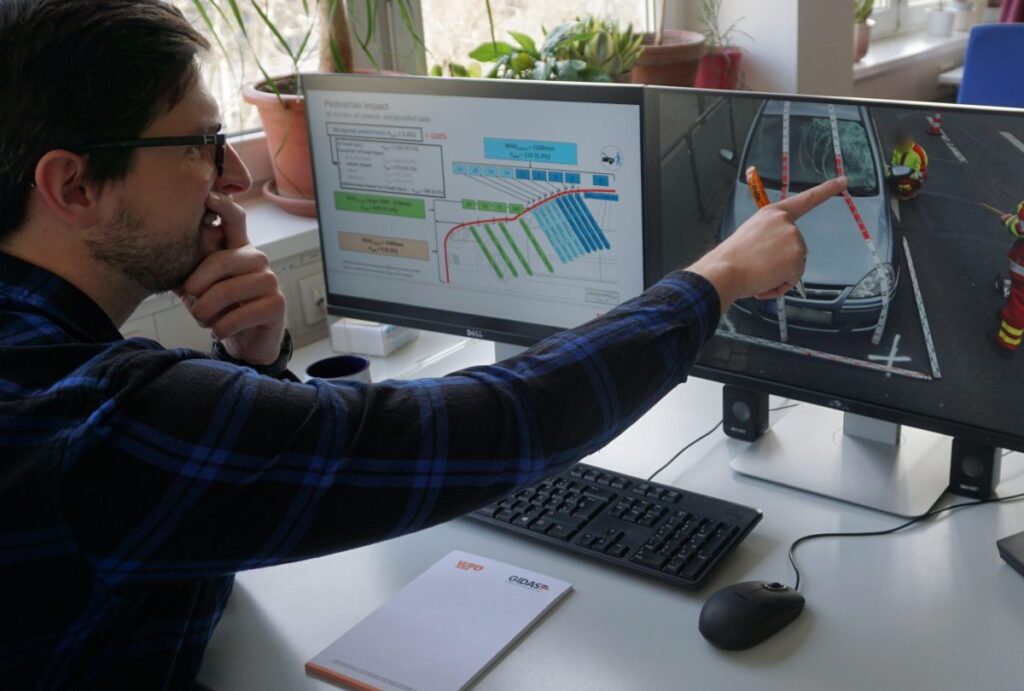 datenanalyse-vufo-verkehrsunfallforschung - forscher zeigt auf Bildschirm.