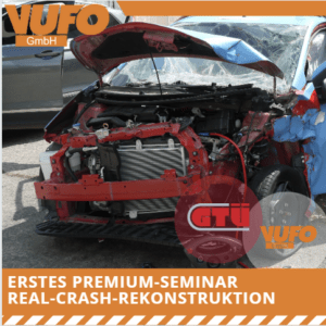 Foto eines stark beschädigten Autos nach einem Unfall, mit dem Titel „Erstes Premium-Seminar Real-Crash-Rekonstruktion“ und den Logos der VuFo GmbH und GTÜ im Vordergrund.