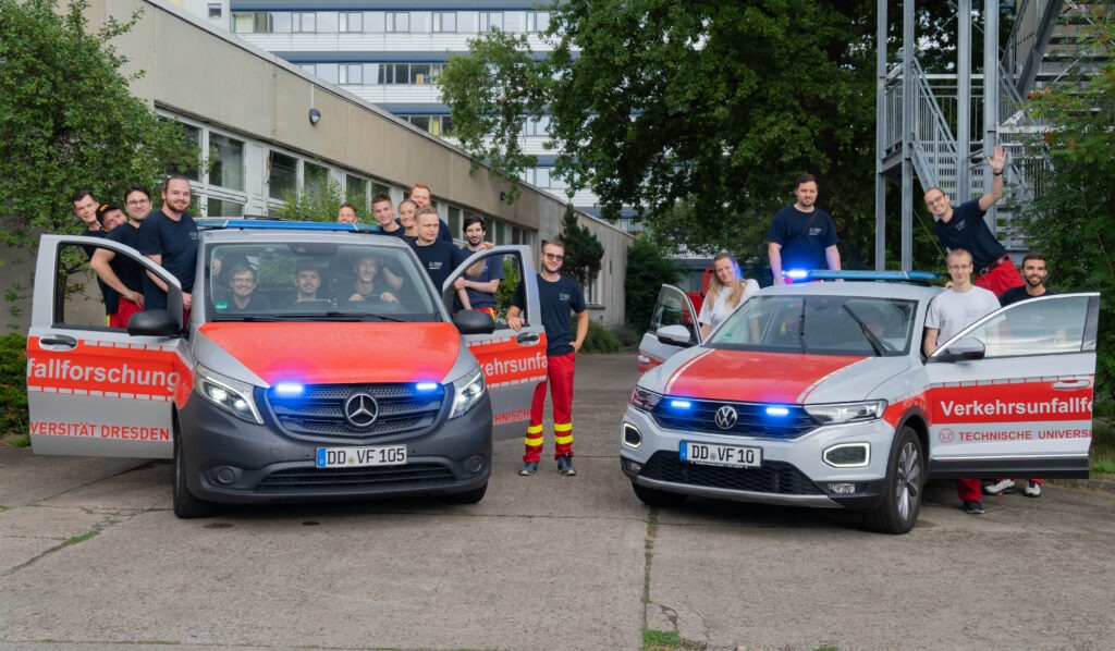 Das Vufo Team posiert in und hinter ihren Einsatzfahrzeugen