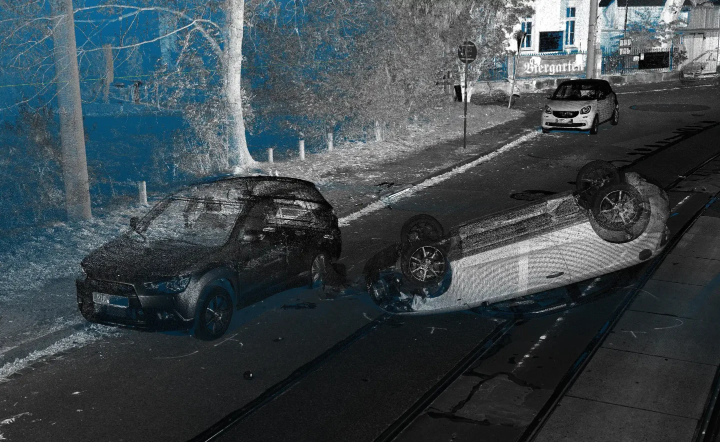 3D-Erfassung eines Unfallortes in Dresden, ein Auto auf dem Dach nach Überschlag, mehrere parkende daneben am Straßenrand