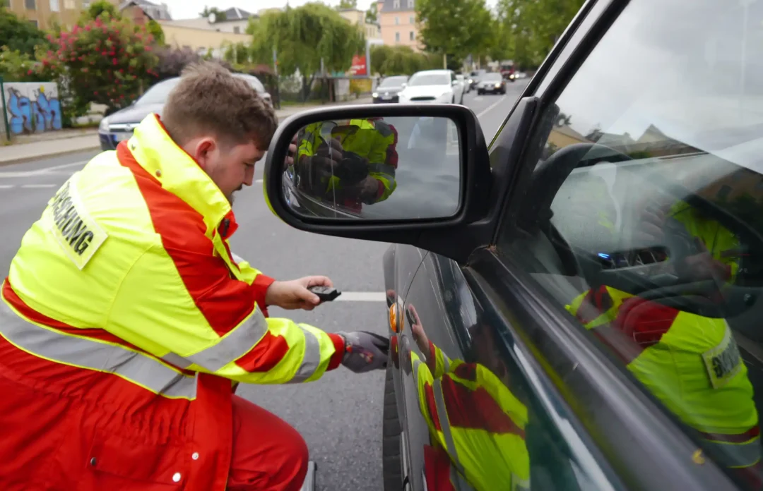 Ein Mitarbeiter der VUFO erfasst Daten der Reifen eines Unfallfahrzeuges